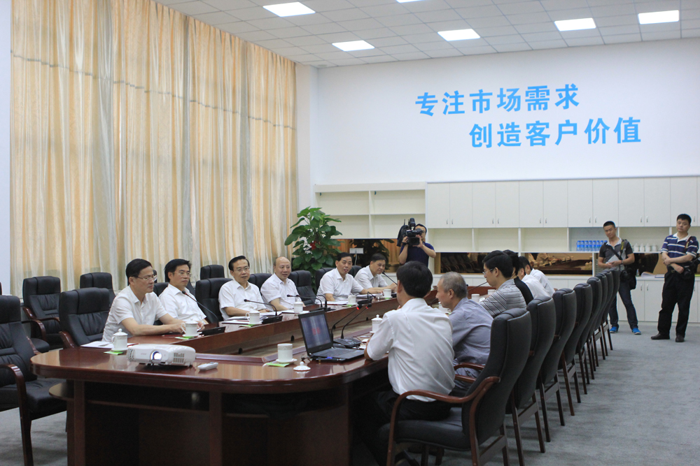 抓住產業(yè)轉型升級機遇，堅持創(chuàng)新驅動